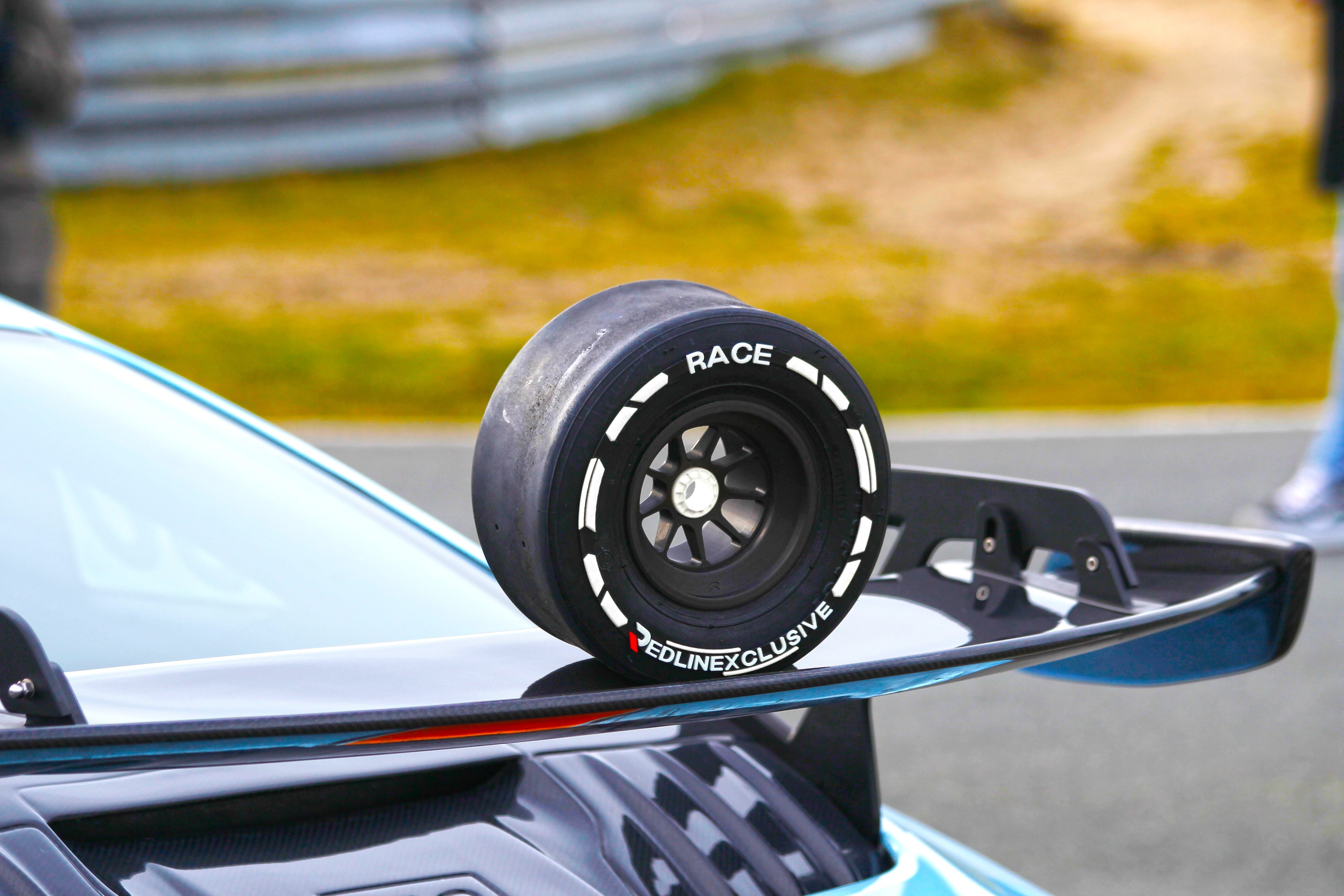 Mini Race Tyre Metallic Hard / White