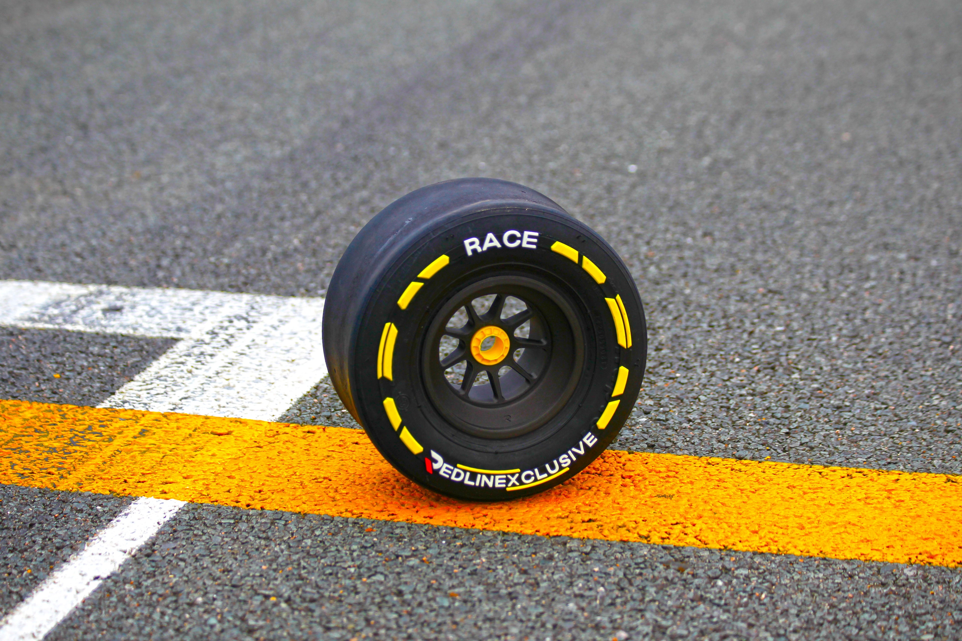 Mini Race Tyre Metallic Medium / Yellow