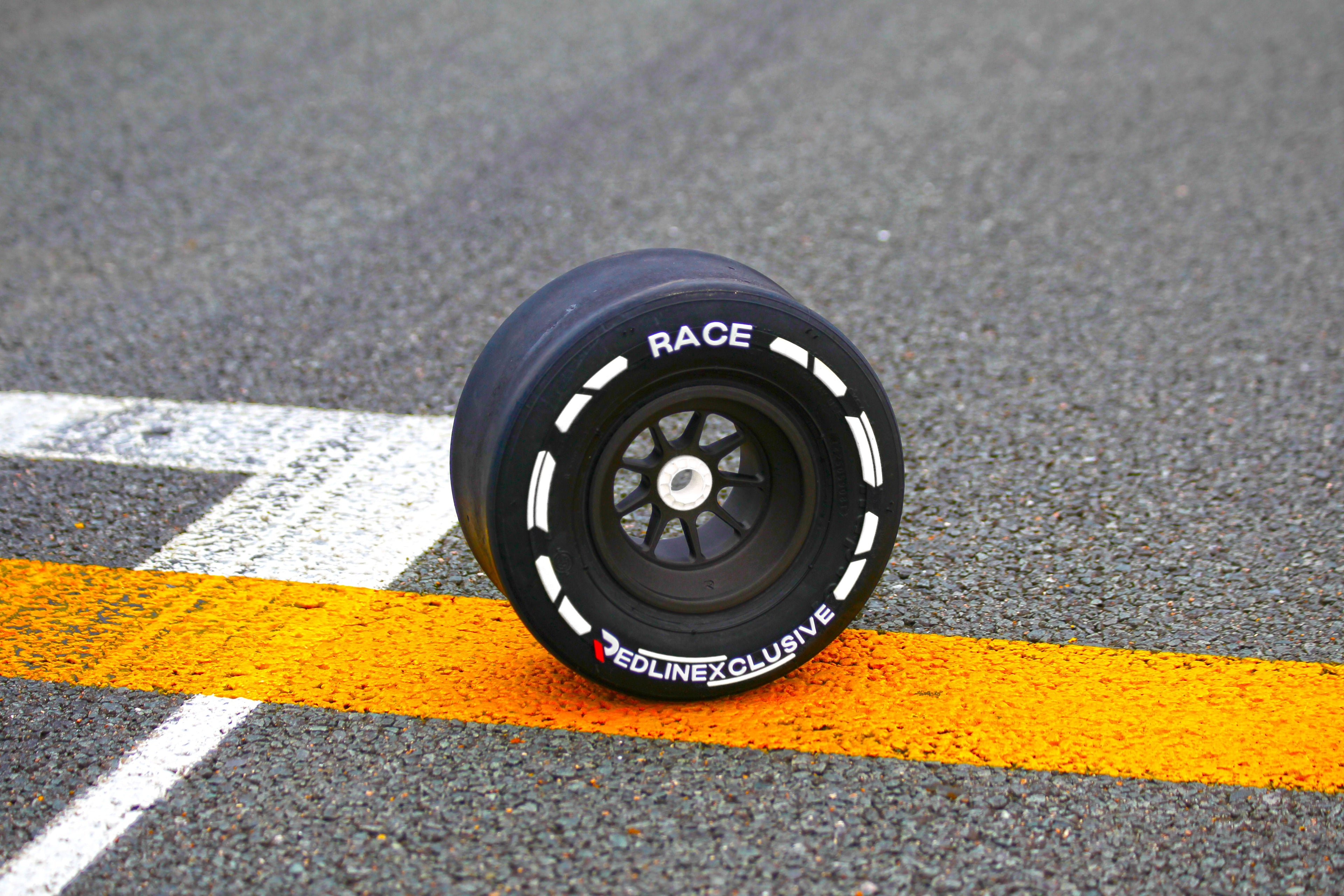 Mini Race Tyre Metallic Hard / White